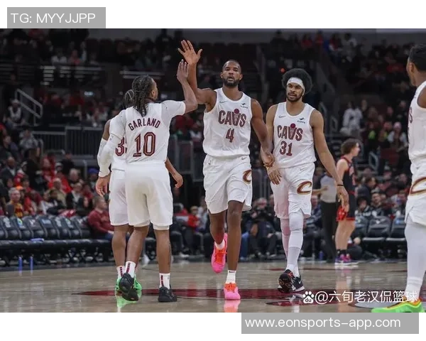 老队友重聚骑士公牛赛前米切尔阿伦与奥科罗亲切交流回忆往昔