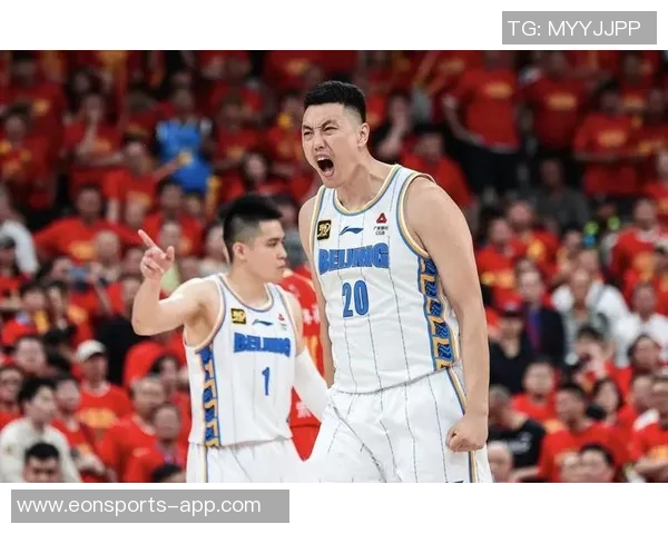 翟晓川妻子分享观赛美照庆祝陪伴第15个赛季只为与你共度每一个瞬间