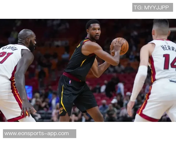 理查兹半场表现抢眼5中3斩获7分助攻1次正负值高达16分